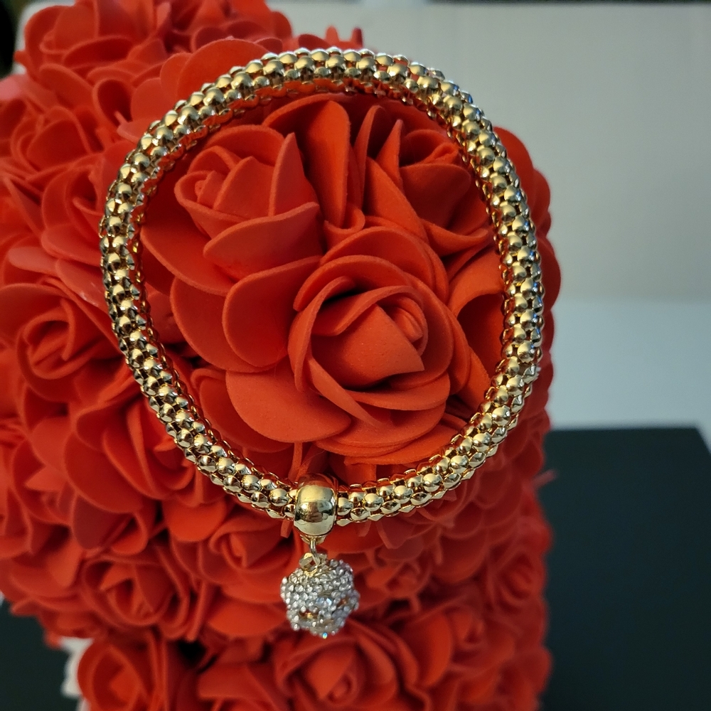 **Sale** Gold Tone Rhinestone Skull Pendant Bracelet. New.